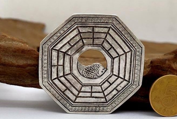 3岁小女孩学着爸爸的样子修车